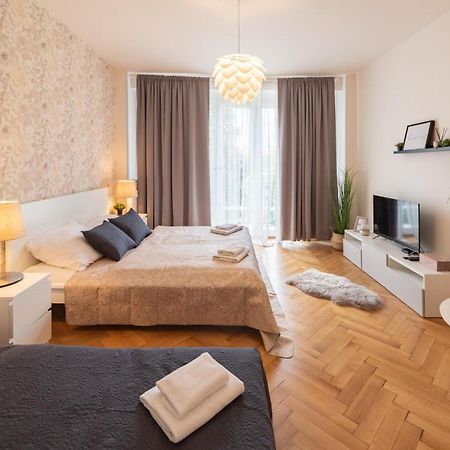 Luxury Apartment In Prime Location プラハ エクステリア 写真